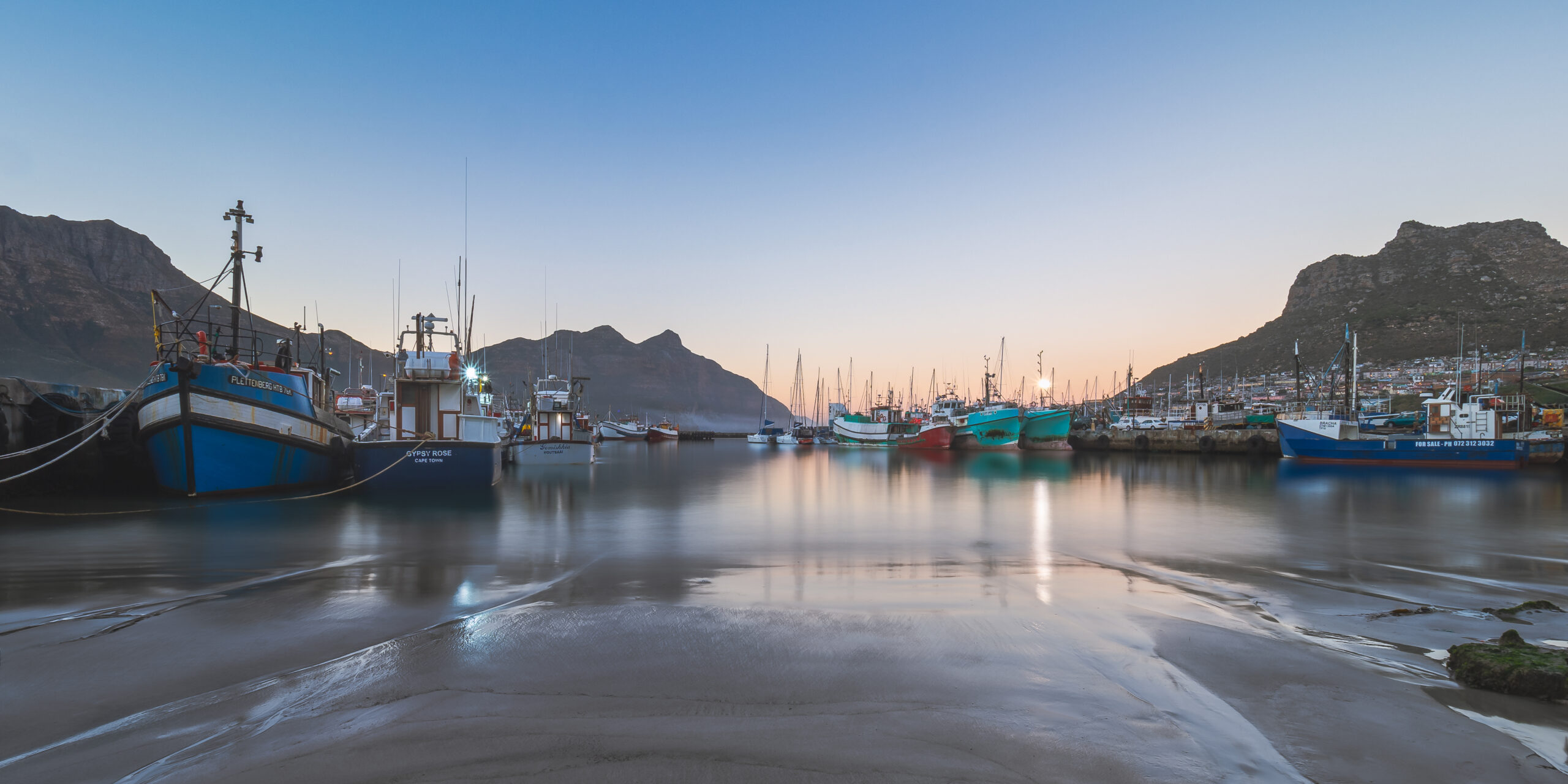 barcos de pesca artesanal esperando que suba la marea